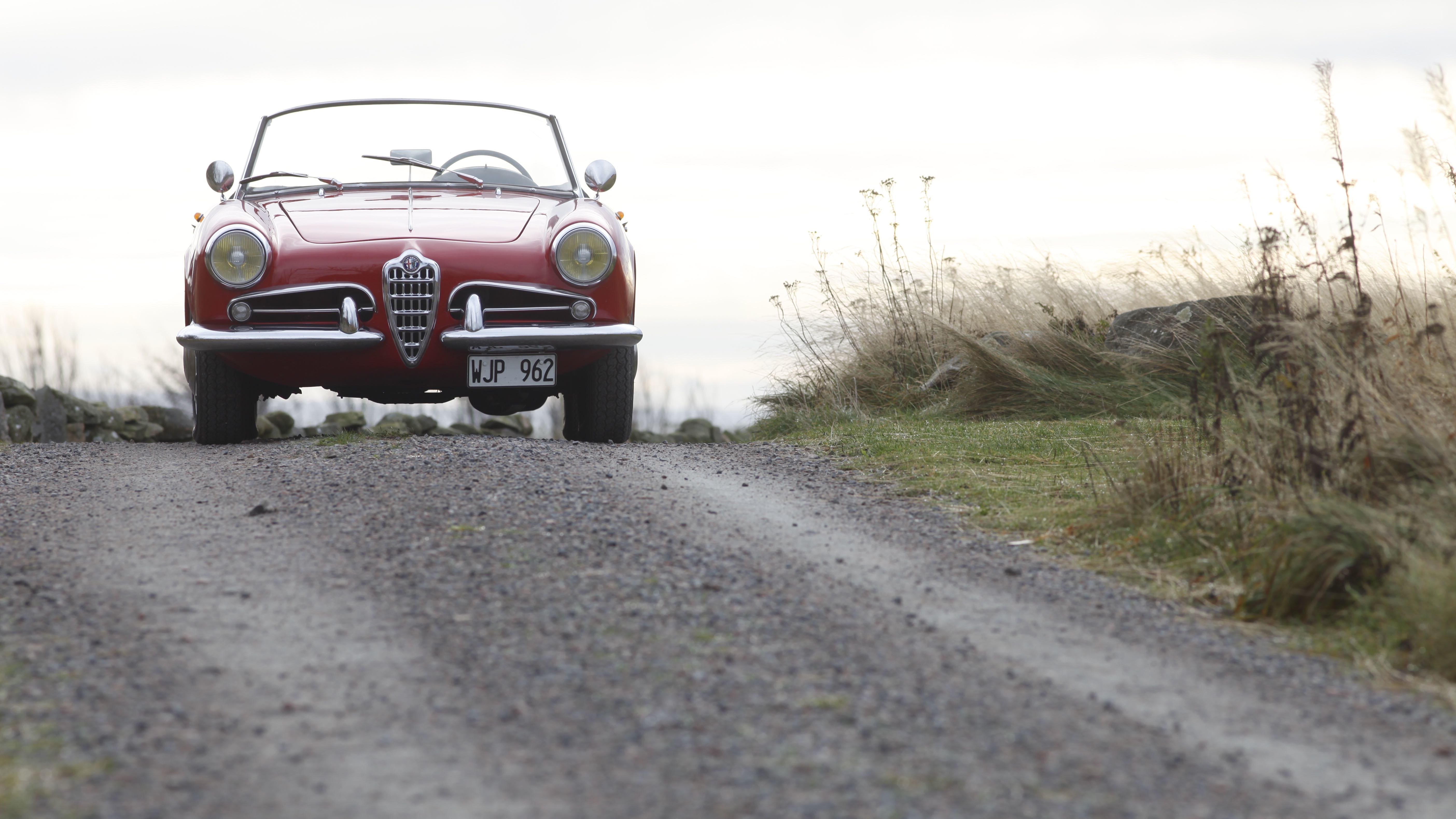 Alfa Romeo Giulietta Spider långt framifrån